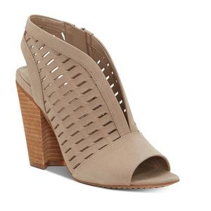 Vince Camuto
Korsta Shooties